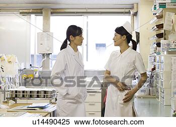 Banco de Imagem - femininas,  doutor, 
 enfermeira,  
falando. fotosearch 
- busca de fotos, 
imagens e clipart