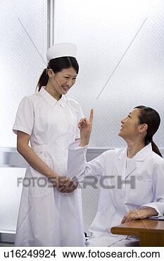 Banco de Imagem - femininas,  doutor, 
 enfermeira,  
falando. fotosearch 
- busca de fotos, 
imagens e clipart
