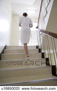 Banco de Imagem - femininas,  enfermeira, 
 ascendendo,  
staircases. fotosearch 
- busca de fotos, 
imagens e clipart