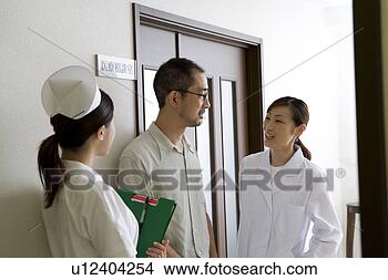 Banco de Imagem - femininas,  enfermeira, 
 doutor,  paciente, 
 falando. fotosearch 
- busca de fotos, 
imagens e clipart