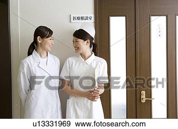 Arquivo Fotográficos - femininas,  enfermeira, 
 doutor,  falando, 
 frente,  porta. 
fotosearch - busca 
de fotos, imagens 
e clipart