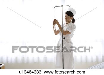 Banco de Imagem - femininas,  enfermeira, 
 preparar,  intravenous, 
 gotejamento. 
fotosearch - busca 
de fotos, imagens 
e clipart