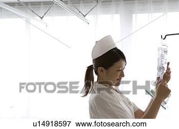 Foto - femininas,  enfermeira, 
 preparar,  intravenous, 
 gotejamento. 
fotosearch - busca 
de fotos, imagens 
e clipart