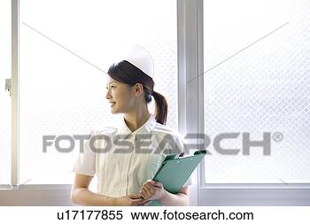 Banco de Imagem - femininas,  enfermeira, 
 segurando,  arquivos. 
fotosearch - busca 
de fotos, imagens 
e clipart