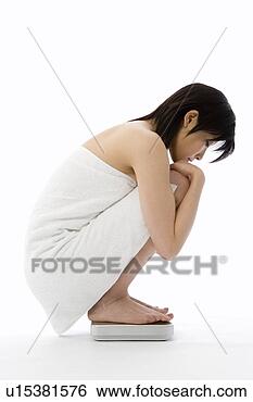 Banco de Imagem - mulher,  crouching, 
 banheiro,  escala. 
fotosearch - busca 
de fotos, imagens 
e clipart