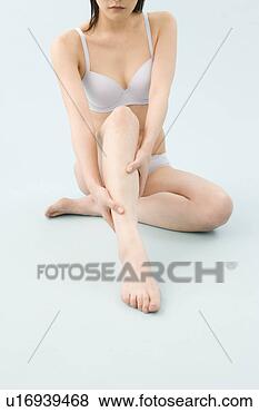 Banco de Imagem - mulher,  desgastar, 
 sentando,  chão. 
fotosearch - busca 
de fotos, imagens 
e clipart