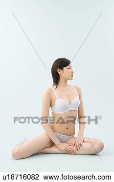 Banco de Imagem - mulher,  desgastar, 
 sentando,  chão. 
fotosearch - busca 
de fotos, imagens 
e clipart