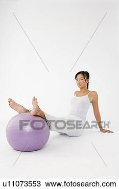 Banco de Imagem - mulher,  exercitar, 
 aptidão,  bola. 
fotosearch - busca 
de fotos, imagens 
e clipart