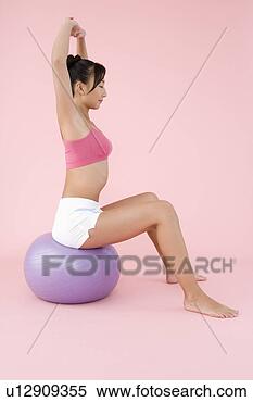 Banco de Imagem - mulher,  exercitar, 
 aptidão,  bola. 
fotosearch - busca 
de fotos, imagens 
e clipart