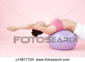 Banco de Imagem - mulher,  exercitar, 
 aptidão,  bola. 
fotosearch - busca 
de fotos, imagens 
e clipart