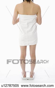 Banco de Imagem - mulher,  ficar, 
 banheiro,  escala. 
fotosearch - busca 
de fotos, imagens 
e clipart