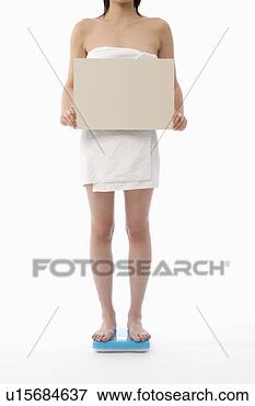 Foto - mulher,  ficar, 
 banheiro,  escala, 
 segurando,  em 
branco,  painél. 
fotosearch - busca 
de fotos, imagens 
e clipart