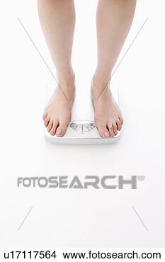 Banco de Imagem - mulher,  ficar, 
 banheiro,  escala. 
fotosearch - busca 
de fotos, imagens 
e clipart