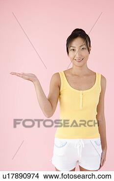 Banco de Imagem - mulher,  ficar, 
 olhar,  câmera. 
fotosearch - busca 
de fotos, imagens 
e clipart
