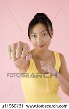 Arquivo de Fotografia - mulher,  jogar, 
 soco. fotosearch 
- busca de fotos, 
imagens e clipart