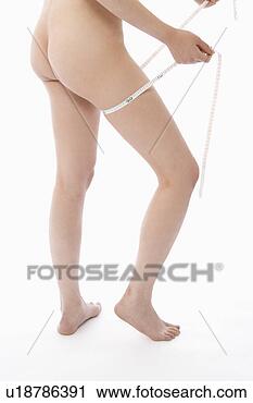 Arquivo de Fotografia - mulher,  medindo, 
 coxa. fotosearch 
- busca de fotos, 
imagens e clipart