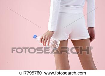 Arquivo de Fotografias - mulher,   segurando, 
  água,   garrafa, 
  midsection, 
  parte. fotosearch 
- busca de fotos, 
imagens e clipart