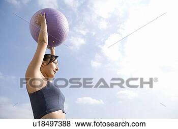 Banco de Imagem - mulher,  segurando, 
 aptidão,  bola. 
fotosearch - busca 
de fotos, imagens 
e clipart