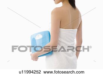 Banco de Imagem - mulher,  segurando, 
 banheiro,  escala. 
fotosearch - busca 
de fotos, imagens 
e clipart