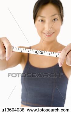 Banco de Imagem - mulher,  segurando, 
 fita,  medida. 
fotosearch - busca 
de fotos, imagens 
e clipart