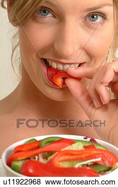 Banco de Imagem - close-up,  mulher, 
 comer,  vermelho, 
 pimenta. fotosearch 
- busca de fotos, 
imagens e clipart