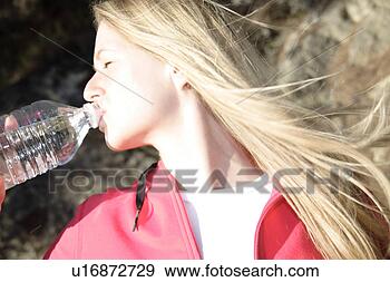 Arquivo Fotográficos - femininas,  jogger, 
 bebendo,  água, 
 garrafa,  lado, 
 vista. fotosearch 
- busca de fotos, 
imagens e clipart