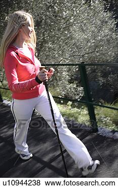 Banco de Imagem - femininas,  nordic, 
 caminhante. fotosearch 
- busca de fotos, 
imagens e clipart