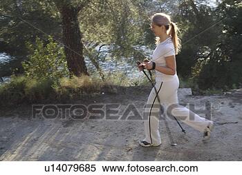 Banco de Imagem - femininas,  nordic, 
 caminhante. fotosearch 
- busca de fotos, 
imagens e clipart