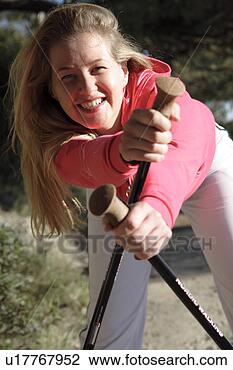 Banco de Imagem - femininas,  nordic, 
 caminhante,  
esticar,  exercício. 
fotosearch - busca 
de fotos, imagens 
e clipart