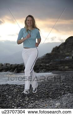 Banco de Imagem - jovem,   loura, 
  mulher,   sacudindo, 
  praia,   cheio. 
fotosearch - busca 
de fotos, imagens 
e clipart