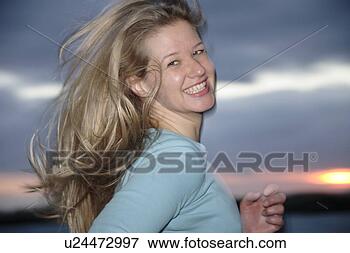 Foto - jovem,  loura, 
 mulher,  sacudindo, 
 praia,  retrato. 
fotosearch - busca 
de fotos, imagens 
e clipart