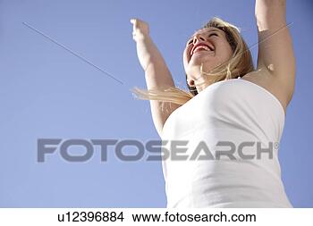 Banco de Imagem - jovem,  mulher, 
 alegrando,  braços, 
 levantado,  frente, 
 azul,  céu. fotosearch 
- busca de fotos, 
imagens e clipart
