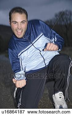Foto - jovem,  suor, 
 paleto,  casaco, 
 alegrando,  frente, 
 escuro,  nuvens. 
fotosearch - busca 
de fotos, imagens 
e clipart
