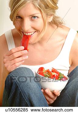 Banco de Imagem - mulher,  comer, 
 vermelho,  pimenta. 
fotosearch - busca 
de fotos, imagens 
e clipart