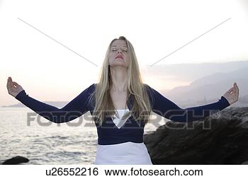 Banco de Imagem - mulher,  ficar, 
 rochoso,  mar, 
 costa,  meditar. 
fotosearch - busca 
de fotos, imagens 
e clipart