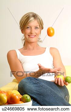 Banco de Imagem - mulher,  lançar, 
 laranja. fotosearch 
- busca de fotos, 
imagens e clipart