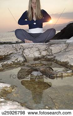 Banco de Imagem - mulher,   rochoso, 
  mar,   costa, 
  meditar,   cross-legged. 
fotosearch - busca 
de fotos, imagens 
e clipart