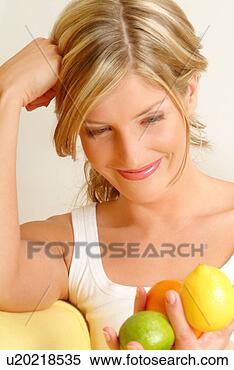 Banco de Imagem - mulher,  segurando, 
 cítrico,  fruta. 
fotosearch - busca 
de fotos, imagens 
e clipart