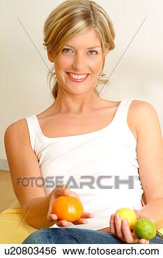 Banco de Imagem - mulher,  segurando, 
 cítrico,  fruta. 
fotosearch - busca 
de fotos, imagens 
e clipart