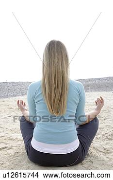 Banco de Imagem - mulher,   sentando, 
  cross-legged, 
  praia,   meditar, 
  parte. fotosearch 
- busca de fotos, 
imagens e clipart