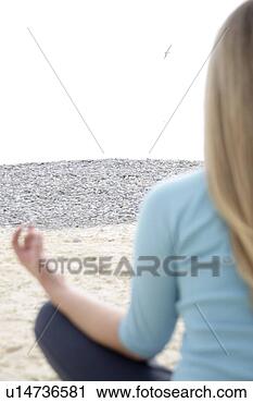 Arquivo de Fotografia - mulher,   sentando, 
  cross-legged, 
  praia,   meditar, 
  parte. fotosearch 
- busca de fotos, 
imagens e clipart