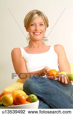 Banco de Imagem - mulher,  tigela, 
 cítrico,  fruta, 
 primeiro plano. 
fotosearch - busca 
de fotos, imagens 
e clipart