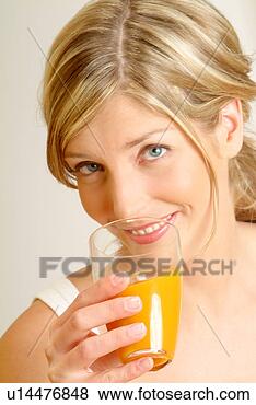Banco de Imagem - retrato,  mulher, 
 bebendo,  suco. 
fotosearch - busca 
de fotos, imagens 
e clipart