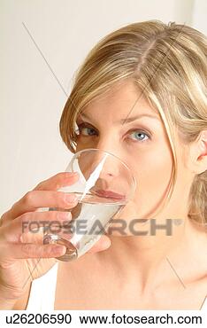 Arquivo de Fotografias - retrato,  mulher, 
 bebendo,  mineral, 
 água. fotosearch 
- busca de fotos, 
imagens e clipart