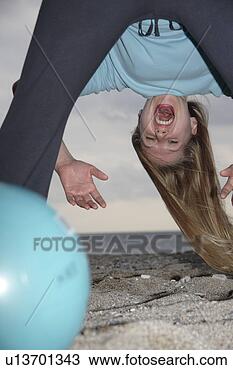 Banco de Imagem - jovem,   mulher, 
  praia,   lançar, 
  bola,   através. 
fotosearch - busca 
de fotos, imagens 
e clipart