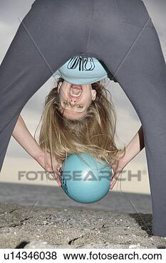 Banco de Imagem - jovem,   mulher, 
  praia,   lançar, 
  bola,   através. 
fotosearch - busca 
de fotos, imagens 
e clipart