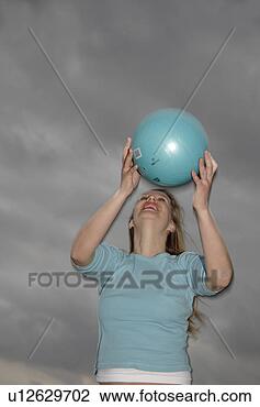 Banco de Imagem - jovem,  mulher, 
 tocando,  bola, 
 praia. fotosearch 
- busca de fotos, 
imagens e clipart