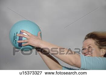 Foto - jovem,  mulher, 
 tocando,  bola, 
 praia. fotosearch 
- busca de fotos, 
imagens e clipart