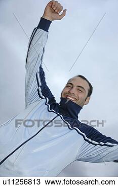Banco de Imagem - jovem,  suor, 
 paleto,  casaco, 
 alegrando,  frente, 
 escuro,  nuvens. 
fotosearch - busca 
de fotos, imagens 
e clipart
