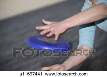 Arquivo de Fotografia - mulher,   tocando, 
  frisbee,   jogar, 
  pegando,   frente, 
  escuro. fotosearch 
- busca de fotos, 
imagens e clipart